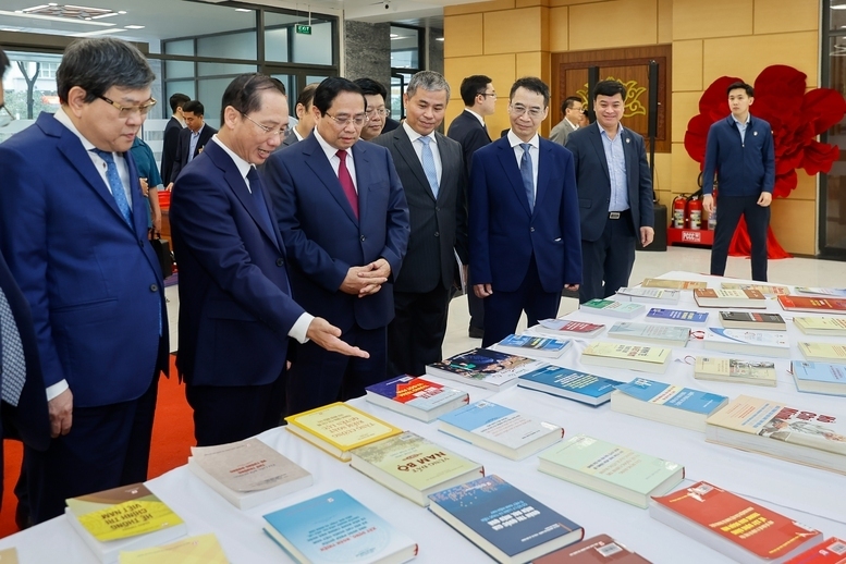Thủ tướng Phạm Minh Chính và các đại biểu tham quan khu trưng bày sách và giới thiệu về các hoạt động của Học viện. Ảnh: VGP/Nhật Bắc