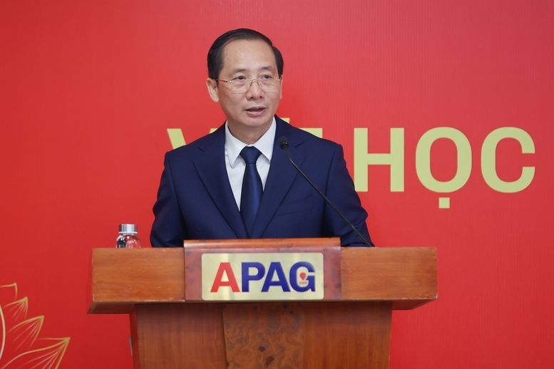 Bí thư Đảng ủy, Giám đốc Học viện Hành chính và Quản trị công Nguyễn Bá Chiến báo cáo về tổ chức và hoạt động của Học viện. Ảnh: VGP/Nhật Bắc