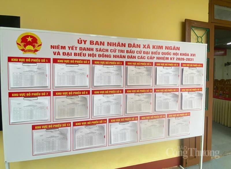 Niêm yết danh sách cử tri bầu cử tại xã Kim Ngân.