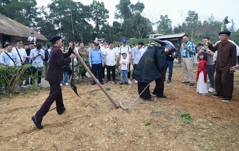 Nghi thức xuống đồng đầu năm với những đường cày, đường cuốc được tái hiện sinh động. Ảnh: Phạm Sỹ