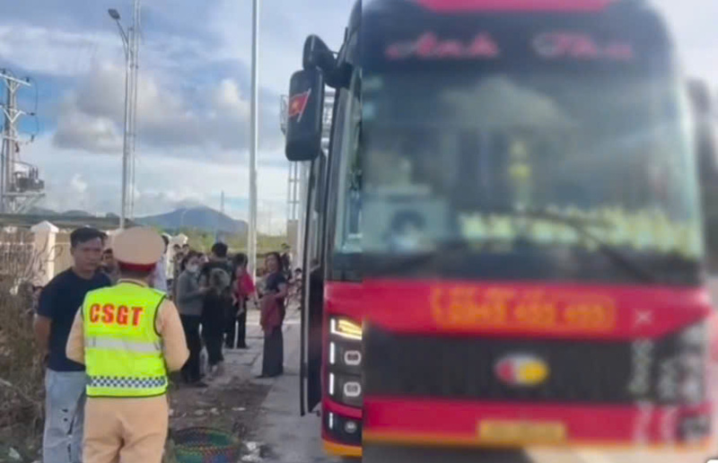 Lực lượng Cảnh sát giao thông kiểm tra xe khách chở 48 người trên xe 36 chỗ ngồi. Ảnh: Cục Cảnh sát giao thông