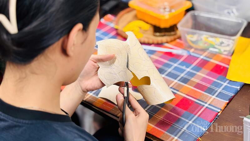 Người thợ làng nghề tỉ mỉ cắt rập, hoàn thiện từng chi tiết sản phẩm thủ công. Ảnh: Nhật Chi