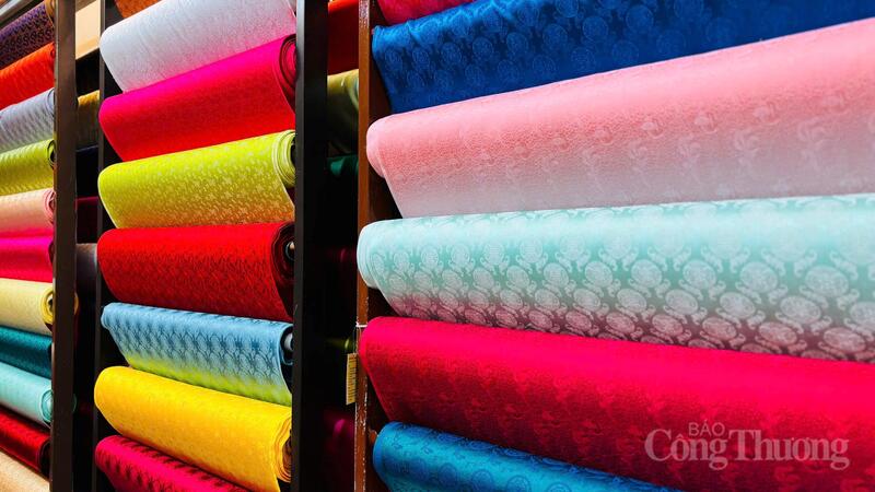 Từng dải lụa được sắp xếp gọn gàng, màu sắc bắt mắt được trưng bày ở làng lụa Vạn Phúc. Ảnh: Nhật Chi