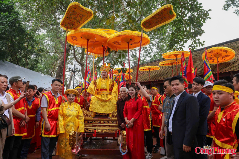 Sau các nghi thức này, Vua Chúa trở lại đình làng, ngự trên ngai vàng trong tiếng reo vui mừng của bà con làng xóm.