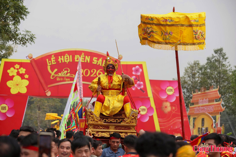 Ngay từ sáng sớm, đường làng Thư Lâm rộn rã với tiếng trống chiêng, cờ hội phấp phới, các đoàn rước tập trung tại khu vực đình và đền Sái chuẩn bị cho nghi thức trọng tâm.