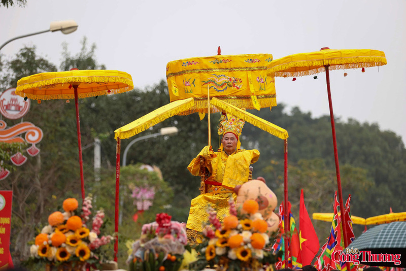 Theo truyền thống, đoàn rước gồm kiệu Chúa, kiệu Vua và các chức sắc như Quan Thự Vệ, Quan Tán Lý, Quan Đề Lĩnh và Quan Trấn Thủ, tạo nên một “bảo tàng sống” lưu giữ ký ức lịch sử và tri thức bản địa.