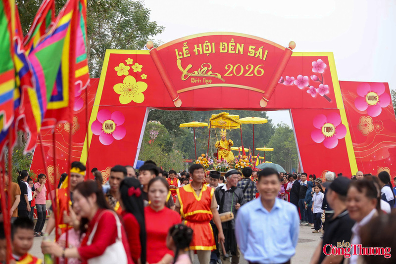 Điểm nhấn thu hút nhất của lễ hội là đoàn rước Vua giả - những người cao niên có uy tín trong cộng đồng được dân làng suy tôn đảm nhận vai vua, chúa và các quan lại, mặc trang phục truyền thống uy nghiêm.