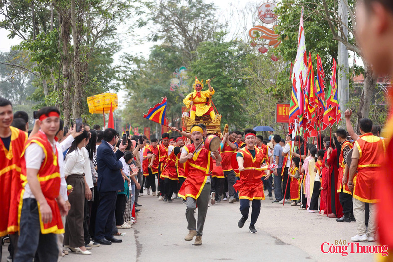 Trong đoàn rước, Vua giả - người được dân làng chọn thỉnh ngồi kiệu dưới tàn lọng, được hộ tống bởi phường nhạc, đội múa và quan lại.