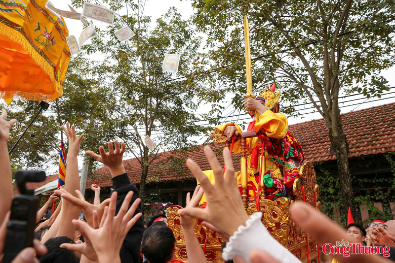'Vua sống' phát lộc cho những người theo đoàn rước.