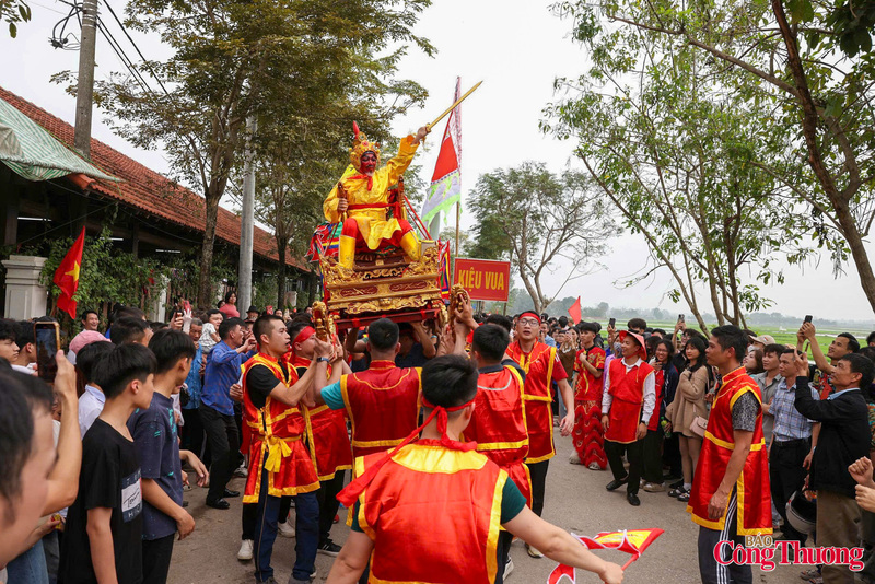Song song với nghi thức của Vua, kiệu Chúa cũng tiến về phía Đền Thượng để thực hiện nghi lễ truyền thống như ươm gươm, chém ba nhát vào hòn đá - một nghi thức mang nhiều tầng nghĩa biểu trưng gốc rễ trong sinh hoạt tín ngưỡng dân gian trước khi Chúa vào đền lễ bái bài vị Cao Sơn Đại Vương.