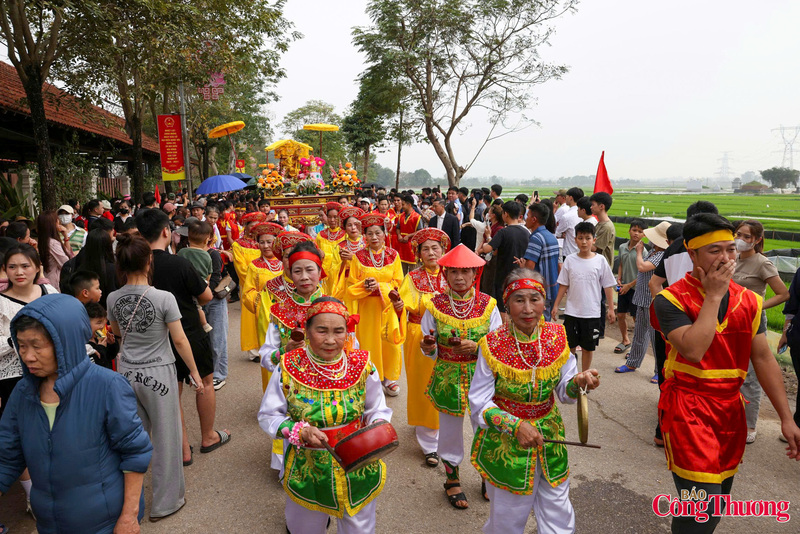 Đoàn rước diễu hành đi qua các tuyến đường làng với sắc phục rực rỡ, tiếng nhạc lễ tưng bừng, thu hút sự chú ý của đông đảo người dân và du khách. Người xem chăm chú theo dõi từng nghi thức, từ giây phút đoàn di chuyển cho tới dừng lại tại Đồng Chầu - nơi Vua xuống kiệu, đi lên Gò Vọng để làm lễ bái vọng Đức Thánh Huyền Thiên tại Đền Sái.