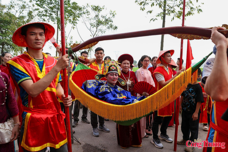 Trong lễ hội đền Sái, hệ thống các quan giữ vai trò đặc biệt quan trọng, tạo nên cấu trúc nghi vệ mang dáng dấp một Triều đình thu nhỏ giữa không gian làng xã. Các quan cùng với Vua và Chúa hợp thành bộ khung nghi lễ, bảo đảm tính trang nghiêm và chuẩn mực của toàn bộ cuộc rước.