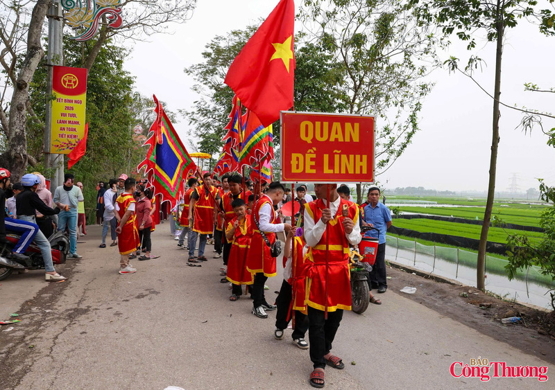 Trong lễ rước, đi sau Vua Chúa là quan Tán lý, một trong 4 vị quan ngồi võng tham gia lễ rước. Ngoài ra, còn 3 vị quan khác được mệnh danh là "tứ trụ triều đình" gồm quan Thự vệ, quan Đề lĩnh và quan Trấn thủ. Các ông được ngồi võng cho lính rước suốt hành trình.