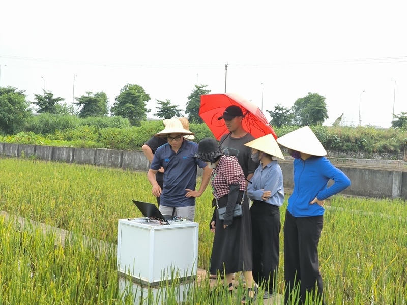 Nhóm Nghiên cứu Phòng thí nghiệm Cảm biến, Đại học Bách khoa Hà Nội và nhóm nghiên cứu VNUA triển khai thử nghiệm. Ảnh: Lê Minh