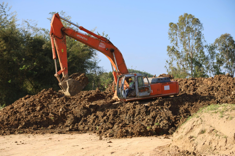 Chủ tịch UBND tỉnh Quảng Ngãi Nguyễn Hoàng Giang yêu cầu các dự án lớn trên địa bàn phải đẩy mạnh giải phóng mặt bằng, đảm bảo nguồn cung vật liệu xây dựng để đẩy nhanh tiến độ thực hiện các công trình trọng điểm. Ảnh: Nguyễn Dương