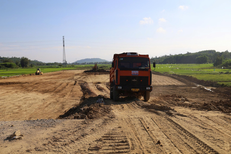Công tác san lấp mặt bằng được đẩy mạnh. Ảnh: Nguyễn Dương