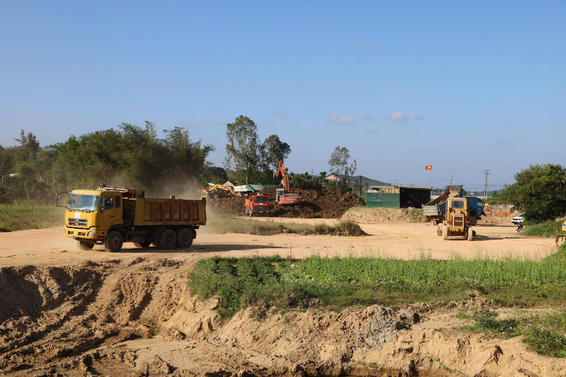 Không khí khẩn trương đẩy nhanh tiến độ thi công tại các công trình trọng điểm cảu tỉnh Quảng Ngãi. Ảnh: Nguyễn Dương