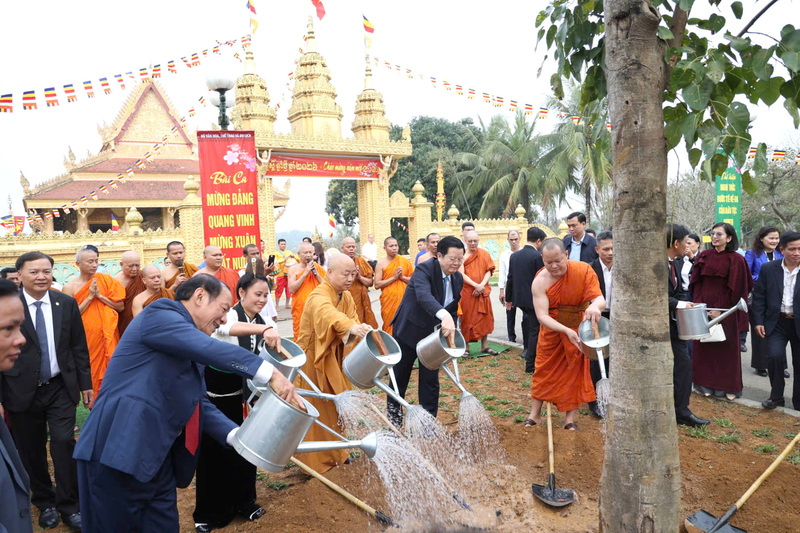 Các đại biểu tham gia trồng cây lưu niệm tại Làng Văn hóa - Du lịch các dân tộc Việt Nam.