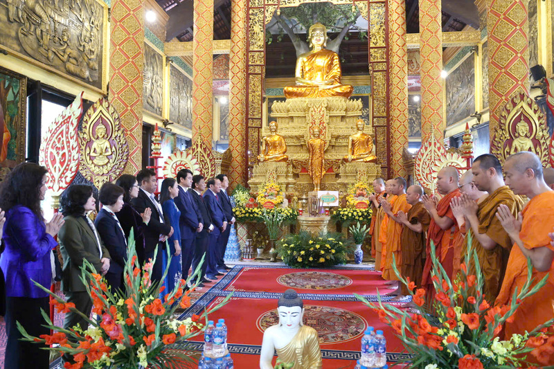 Phó Thủ tướng Mai Văn Chính và các đại biểu dâng hương tại chùa Khmer.