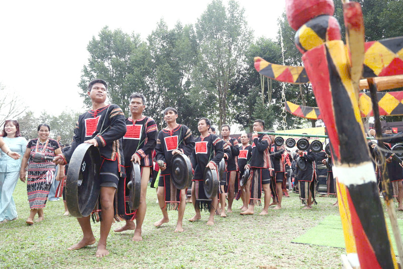 Các hoạt động biểu diễn văn nghệ của đồng bào dân tộc.