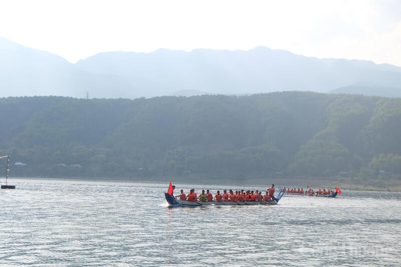 Đua thuyền đuôi én trên sông Đà thu hút du khách trong ngày hội đầu năm.