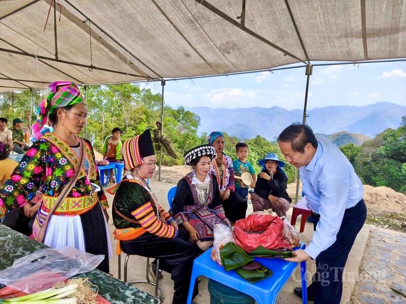 Các sản vật địa phương tại phiên chợ xuân Pú Đao hấp dẫn du khách.
