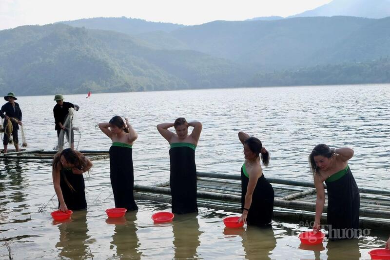 Tái hiện nét sinh hoạt hằng ngày của người phụ nữ Thái trên sông Đà Giang.