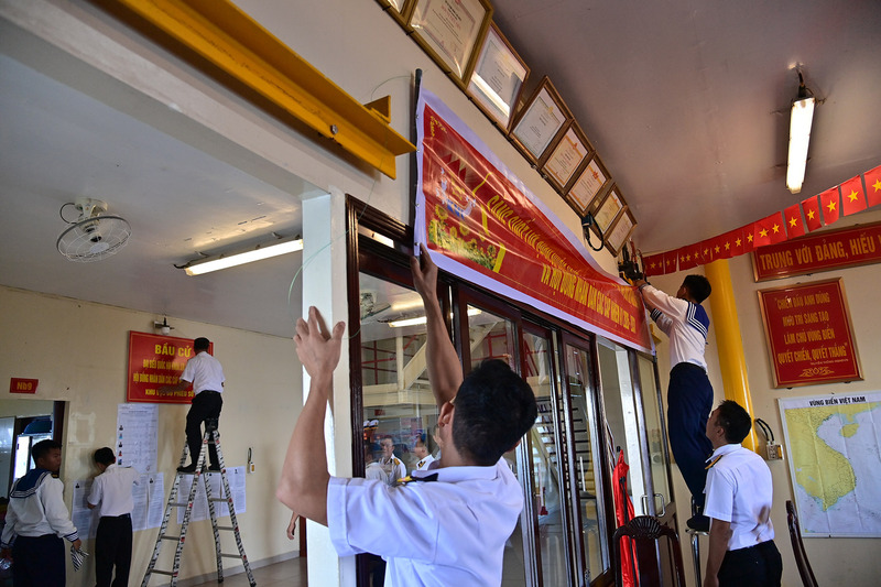 Công tác trang trí trên nhà giàn DK1.9 được triển khai đầy đủ và nhanh chóng.