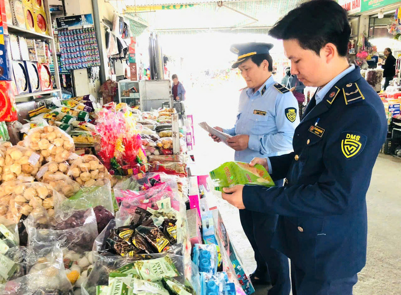 Lực lượng Quản lý thị trường thành phố Huế kiểm tra việc niêm yết giá và bán theo giá niêm yết tại các cơ sở kinh doanh hàng hoá dịp Tết. Ảnh: Nguyễn Tuấn