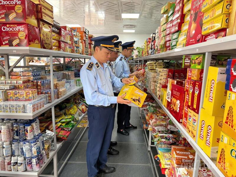 Lực lượng QLTT siết chặt kiểm tra hàng hóa, nhất là an toàn thực phẩm dịp cao điểm Tết Nguyên đán. Ảnh: Trọng Tùng