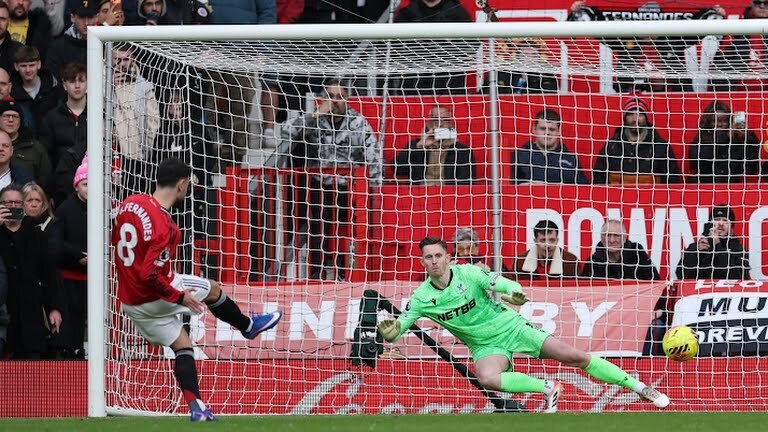 Bruno Fernandes ghi bàn gỡ hòa 1-1 trên chấm phạt đền ở phút 57.