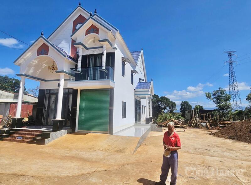 Ngay đầu làng, căn nhà hai tầng hiện đại của ông Amring (SN 1944) nổi bật giữa những vườn cà phê xanh mướt.