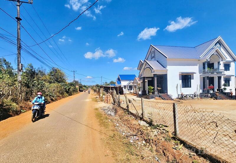 Những căn nhà biệt thự ở làng Rkhương-Tleo, xã KDang.