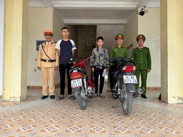 2 thanh niên vi phạm giao thông được mời đến cơ quan công an làm việc. Ảnh: Cục Cảnh sát giao thông