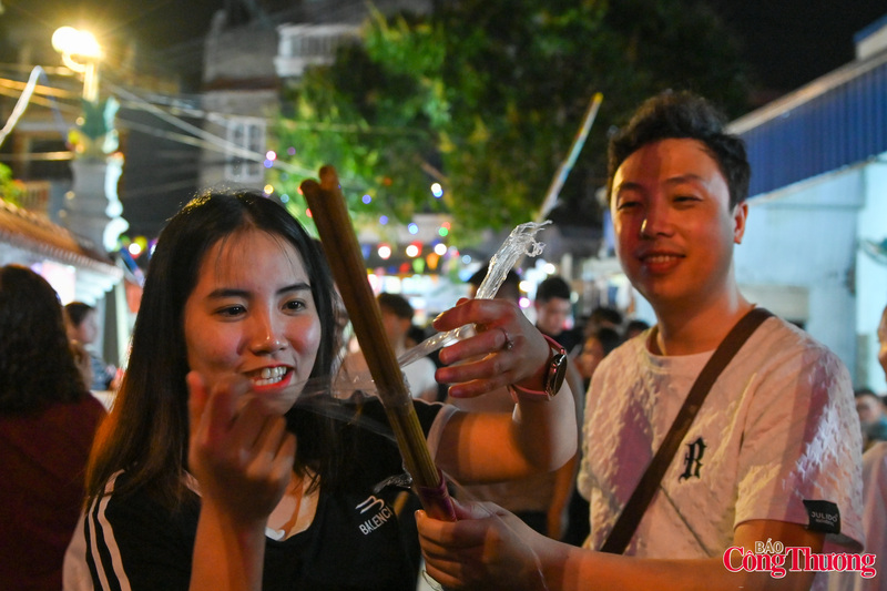 Nhiều bạn trẻ có mặt từ sớm để chuẩn bị xin lửa thiêng may mắn đầu xuân.