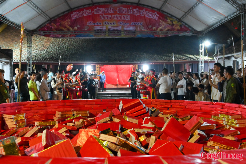 Cuối ngày lễ hội 12 tháng Giêng hàng năm kết thúc, có tục lệ Rước mã thờ và lửa thiêng để hóa mã với sự tham gia lên đến hàng vạn người dân, du khách thập phương.