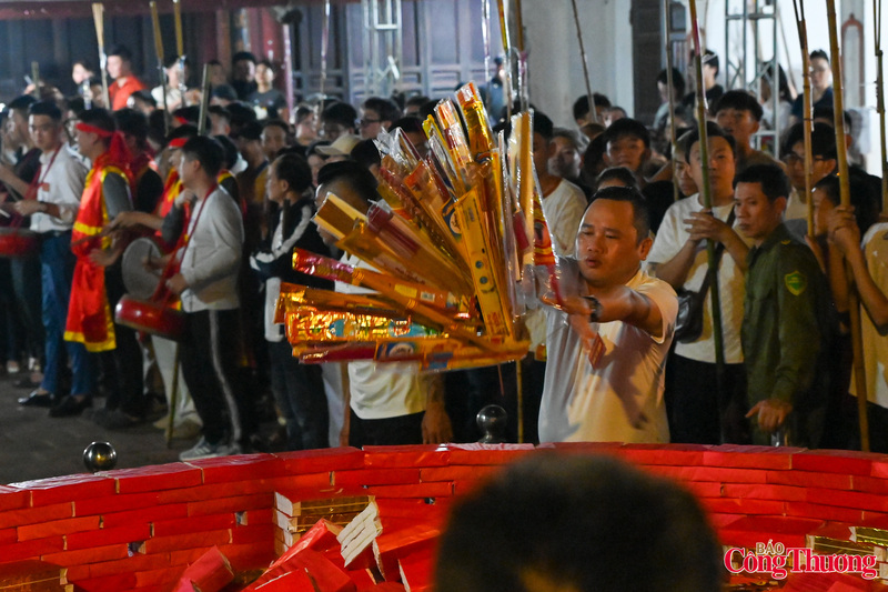 Vàng mã, hương nhang của năm cũ sẽ được mang ra để hoá hết.