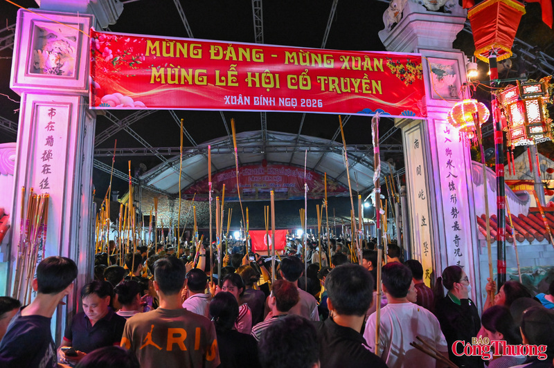 Hàng năm, vào các ngày 11, 12 tháng Giêng, Đình Văn Nội lại diễn ra các nghi thức truyền thống có giá trị như: Lễ phụng nghênh nhà thánh, lễ rước kiệu, lễ giã đám và hóa mã tại lăng mộ tướng quân Chu Bá… Phong tục độc đáo này không chỉ mang ý nghĩa cầu may, bình an mà còn góp phần gìn giữ nét đẹp văn hóa tâm linh truyền thống giữa nhịp sống hiện đại.