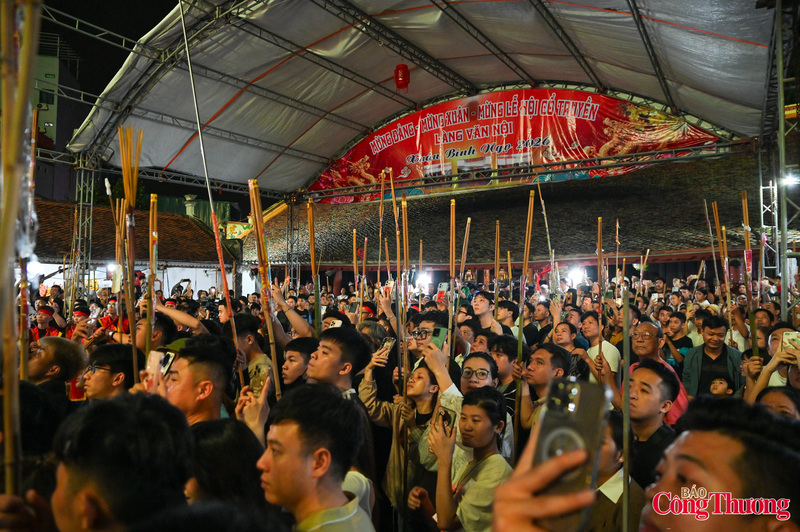 Những chiếc sào dài được chuẩn bị để xin được lửa thiêng nhanh nhất.