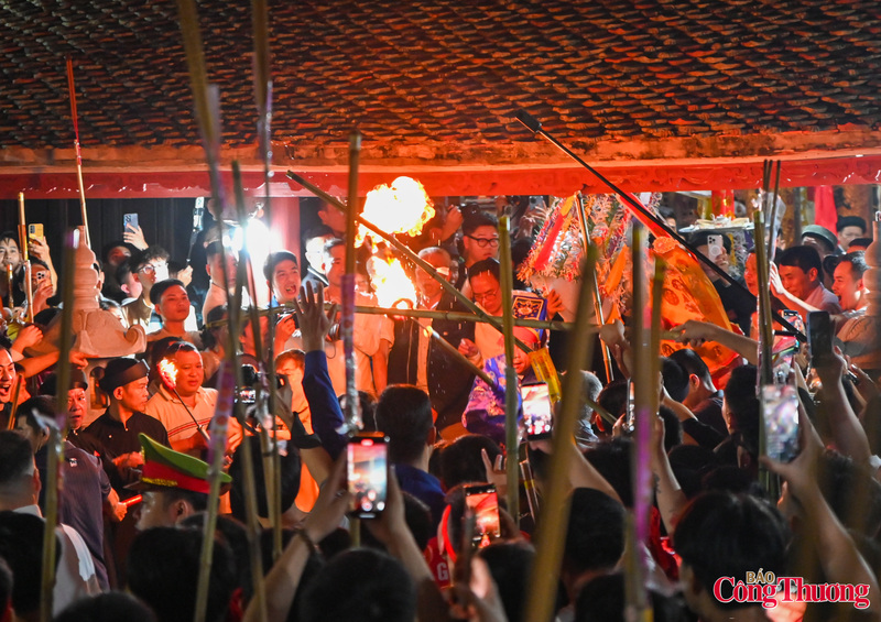 Ngọn lửa thiêng cũng được các vị cao niên rước ra để hóa mã.