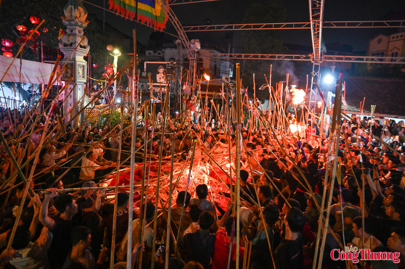 Đây là nét văn hóa tín ngưỡng, tâm linh được lưu truyền từ xa xưa của lễ hội làng Văn Nội. Nét văn hóa này có lẽ là độc nhất vô nhị trong tất cả các lễ hội trên đất nước Việt Nam. Công việc được chuẩn bị trong suốt cả một năm, từ kỳ lễ hội năm trước đến kỳ lễ hội năm sau.