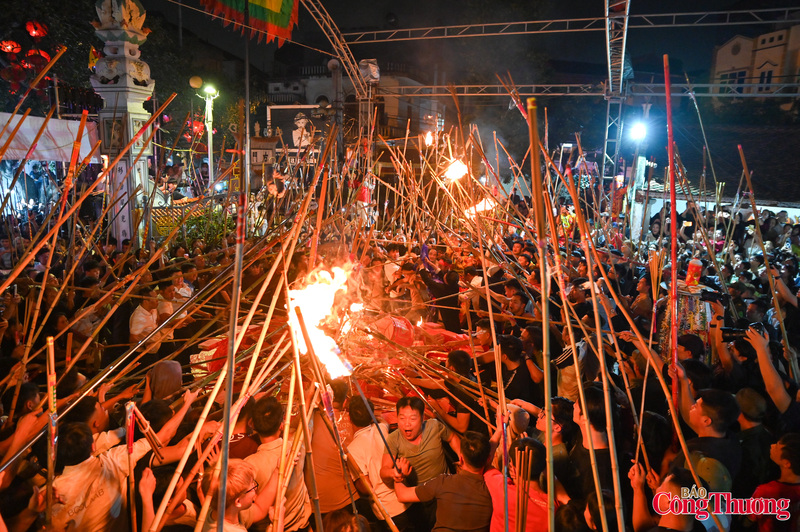 Ngọn lửa được duy trì bởi khối vàng mã lớn. Để tránh sức nóng, người dân Phú Lương sử dụng những thanh tre, nứa dài, đầu có gắn hương đã tẩm xăng để xin lửa.