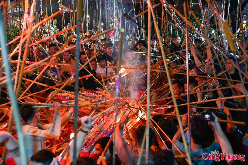 Không chỉ mang ý nghĩa tâm linh, nghi lễ xin lửa còn thể hiện tinh thần cố kết cộng đồng. Dòng người trật tự xếp hàng giữa đêm, nhường nhau từng đốm lửa nhỏ.