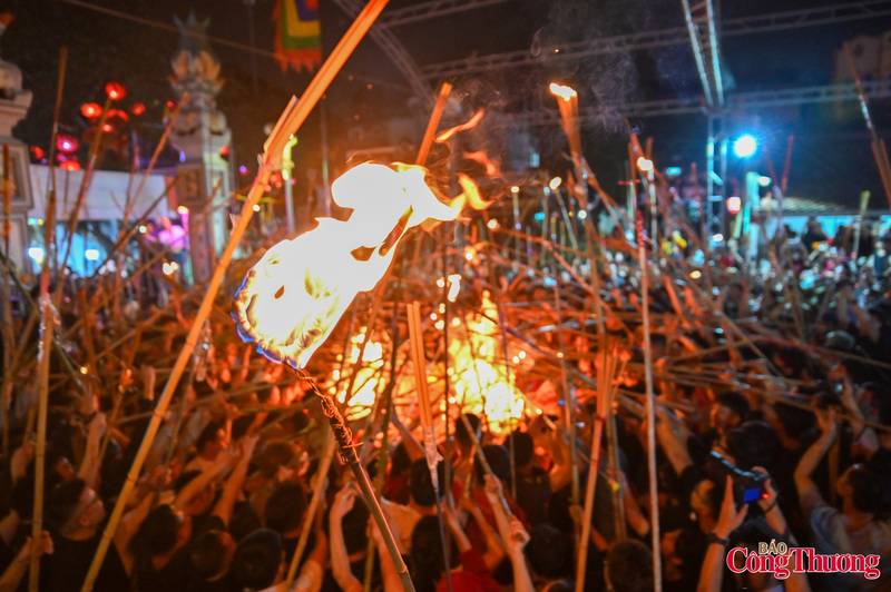 Ai cũng tin rằng, mang được lửa thiêng về nhà trong đêm đầu xuân sẽ đem lại may mắn, bình an và tài lộc cho cả năm.