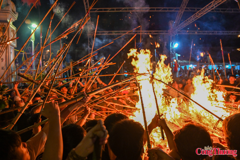 Theo các bậc cao niên trong làng, tục xin lửa đã được duy trì qua nhiều thế hệ, trở thành một phần không thể thiếu trong đời sống tinh thần của người dân Văn Nội.