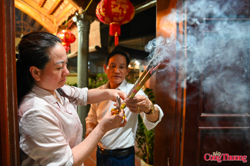 Chia sẻ sau khi xin được lửa thiêng từ rất sớm trong đêm, ông Nguyễn Xuân Đoài (trú tại làng Văn Nội) cho biết, năm nào ông cũng cố gắng có mặt từ trước giờ làm lễ để được nhận ngọn lửa đầu xuân. Theo ông, lửa thiêng không chỉ là biểu tượng của may mắn mà còn là sự khởi đầu hanh thông cho cả gia đình.