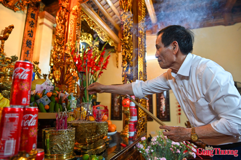 "Mang được lửa về dâng lên ban thờ tổ tiên trong đêm tháng Giêng là niềm vui và cũng là sự thành kính của con cháu đối với tổ tiên”, ông Đoài bày tỏ. Ông cho rằng, giữa cuộc sống hiện đại nhiều đổi thay, việc gìn giữ tục xin lửa đầu năm tại làng Văn Nội không chỉ giúp thế hệ trẻ hiểu hơn về cội nguồn mà còn góp phần lan tỏa những giá trị văn hóa truyền thống tốt đẹp của quê hương.