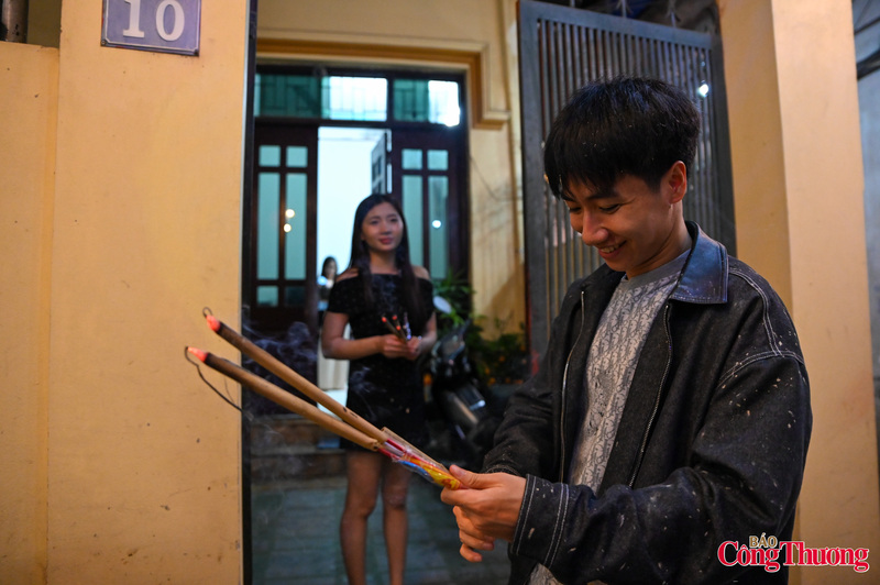 Không chỉ các bậc cao niên, nhiều bạn trẻ trong làng cũng hào hứng tham gia nghi lễ xin lửa đầu xuân. Bạn Trần Minh Anh (23 tuổi, trú tại làng Văn Nội) chia sẻ, đây là năm đầu tiên tự tay xin được lửa thiêng mang về cho gia đình. “Khi cầm đốm lửa trên tay, em cảm nhận rõ không khí vui tươi và ý nghĩa của phong tục truyền thống. Việc mang lửa về thắp trên ban thờ tổ tiên khiến em thấy mình trưởng thành hơn, như đang tiếp nối một phần trách nhiệm gìn giữ truyền thống của làng”, Minh Anh nói.