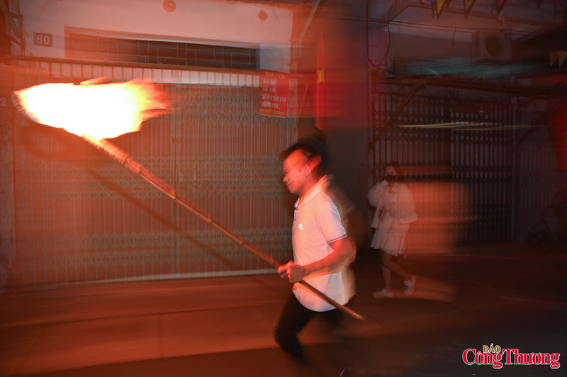 Ai cũng nhanh chóng mang ngọn lửa thiêng về nhà mình một cách nhanh nhất.