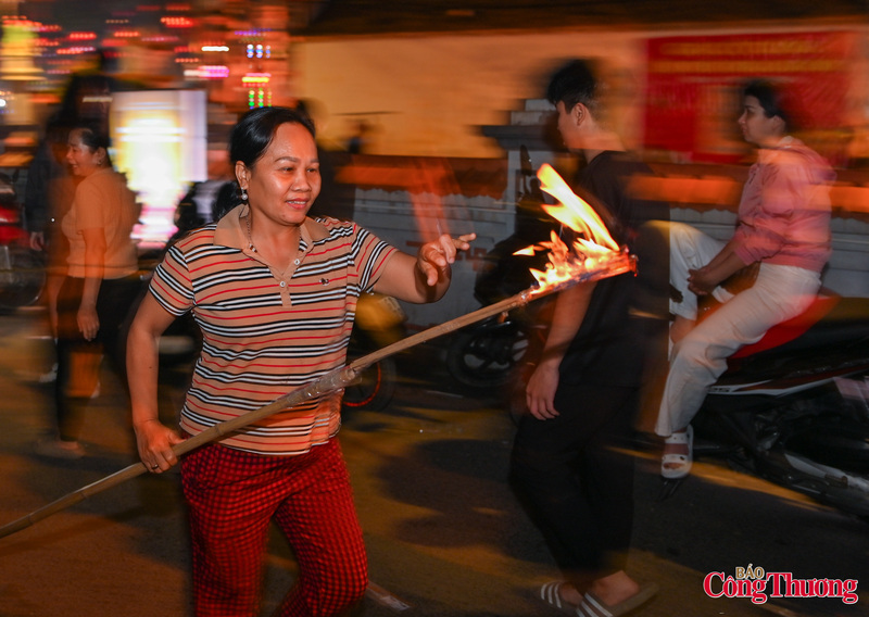 Mọi người tin rằng, mang được lửa thiêng về nhà trong đêm đầu xuân sẽ đem lại may mắn, bình an và tài lộc cho cả năm.